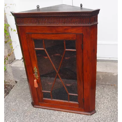 Original Antiker Schottischer georgianischer verglaster Eckschrank ca. 1750