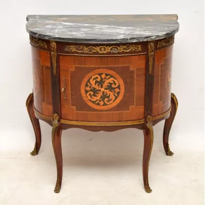 Prächtiger Französischer antiker kleiner Mahagoni Schrank mit Marmor Top ca. 1920