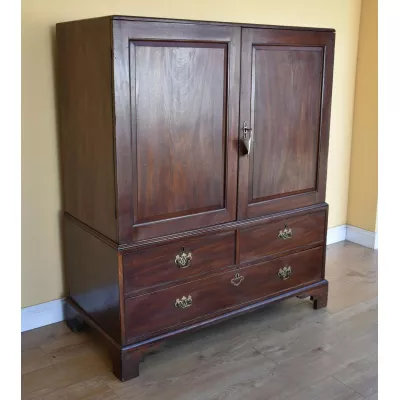 Original antiker georgianischer Mahagoni Linen Press Kleiderschrank englisch George III ca 1770