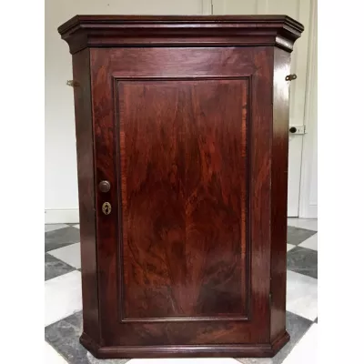 Praktischer Antiker Viktorianischer Mahagoni Eckschrank ca. 1860
