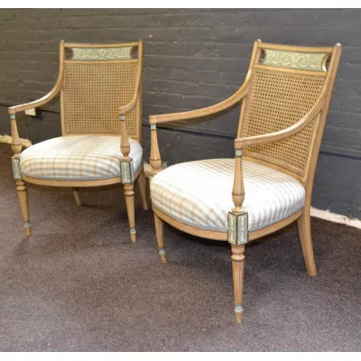Hinreißendes Englisches Antikes Paar Fauteuils mit handbemalter Dekoration ca. 1920