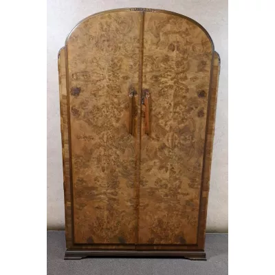 Großatiger antiker englischer Nussbaum Kleiderschrank ca 1920