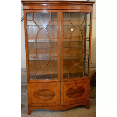 Edwardianischer Antiker Englischer Satinholz Vitrinen Schrank ca. 1900