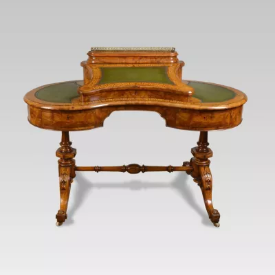 Englischer Viktorianischer Antiker Nussbaum Schreibtisch ca. 1840