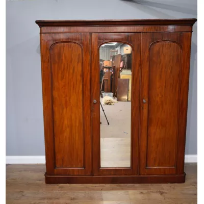 Viktorianischer Englischer Antiker dreitüriger Mahagoni Kleiderschrank ca. 1880