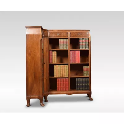 Antiker Englischer offener Nussbaum Eck Bücherschrank ca. 1910