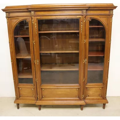 Französischer Antiker verglaster Nussbaum Bücherschrank ca. 19. JH.