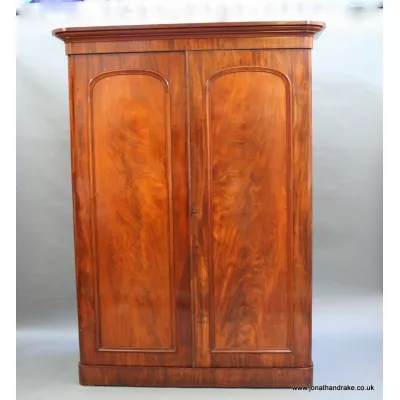 Viktorianischer Antiker Mahagoni Kleiderschrank ca. 1860