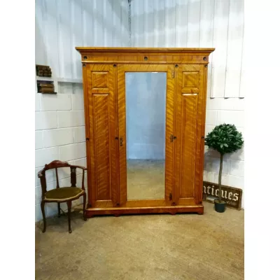 Viktorianischer Englischer Antiker Satinbirken Kleiderschrank ca. 1880