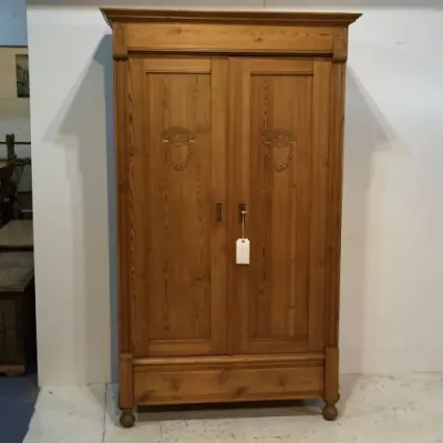 Antiker Englischer Kiefernholz Kleiderschrank ca. 1920
