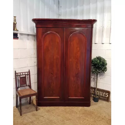 Viktorianischer Antiker Englischer Mahagoni Kliederschrank ca. 1880