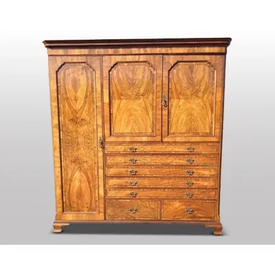 Englischer Antiker Nussbaum Kleiderschrank ca. 1920