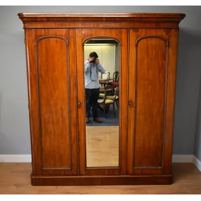 Viktorianischer Antiker Englischer Mahagoni Kleiderschrank ca. 1860