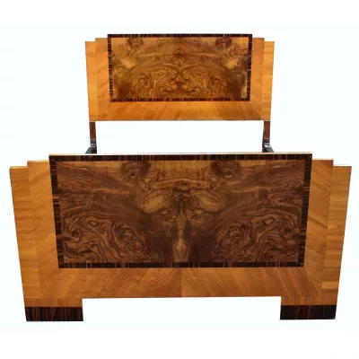 Art deco Antikes Englisches Nussbaum Doppelbett ca. 1930
