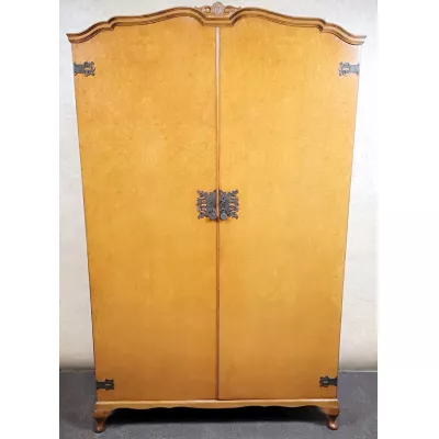 Queen Anne Nussbaum Kleiderschrank original antik ca 1920