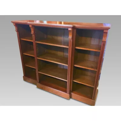 Antiker britischer Bücherschrank Nussbaum ca 1910