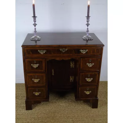 Antiker britischer Nussbaum Schreibtisch 18. Jh