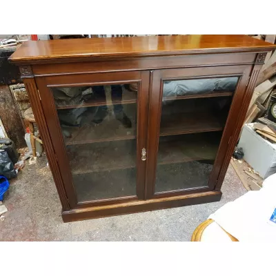 Antiker englischer Nussbaum Bücherschrank Maple & Co ca 1900