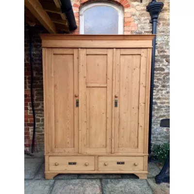 Antiker englischer Kiefern Kleiderschrank Weichholz 1920