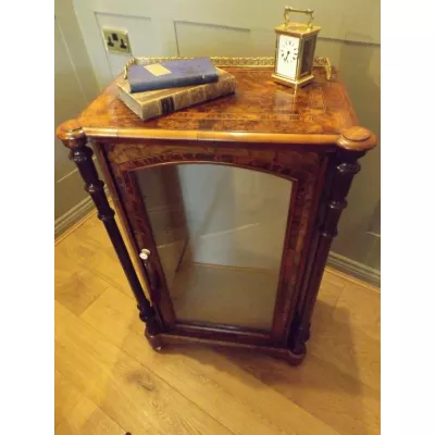 Antike englische Nussbaum Vitrine ca 1860