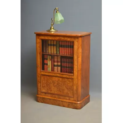 Viktorianischer Nussbaum Bücherschrank antik britisch ca 1870