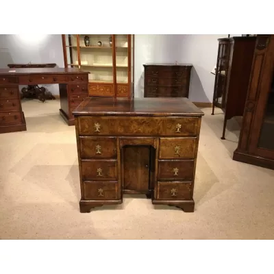 Antiker britischer Nussbaum Schreibtisch ca 1900