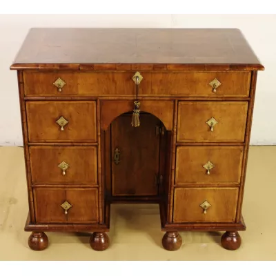 Antiker Englischer Grat Nussbaum Schreibtisch im George II. Stil ca. 1880