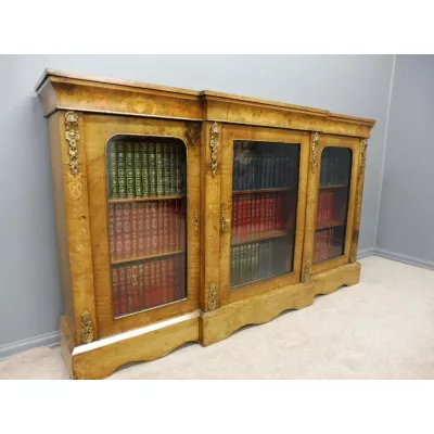 Englischer Antiker Viktorianischer Nussbaum Bücherschrank ca. 1880
