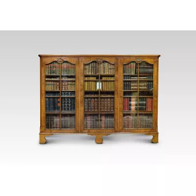 Englischer Antiker Nussbaum verglaster Bücherschrank ca. 1910