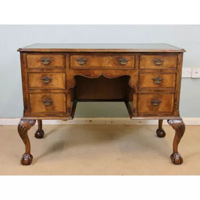 Antiker britischer Nussbaum Schreibtisch ca 1920