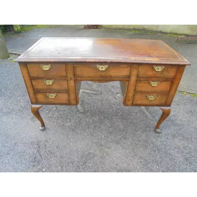 Antiker britischer Nussbaum Schreibtisch ca 19. Jh