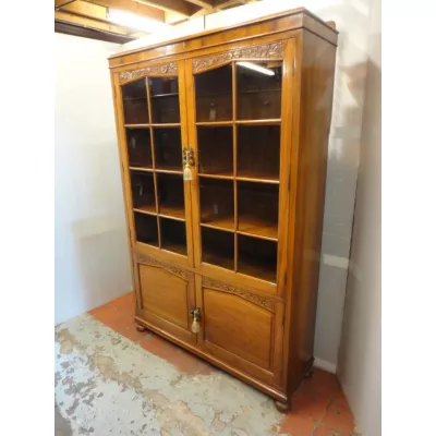 Antiker britischer Nussbaum Bücherschrank ca 1930