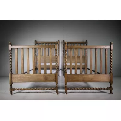 2 Edwardianische Antike Englische Eichen Einzelbetten von Heals ca. 1900