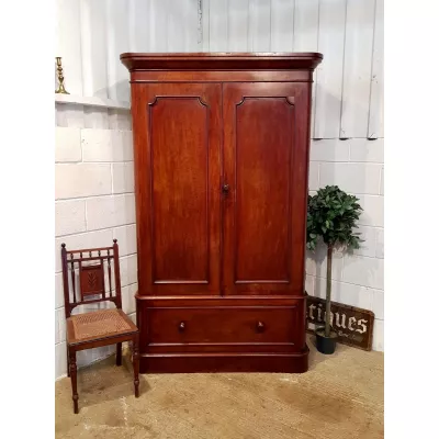 Viktorianischer Antiker Englischer Mahagoni Kleiderschrank ca. 1880