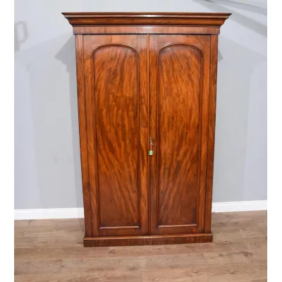 Viktorianischer Antiker Englischer Mahagoni Kleinderschrank ca. 1860