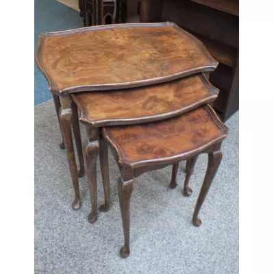 Antike britische Nussbaum Beistelltische Nest of Tables ca 1930