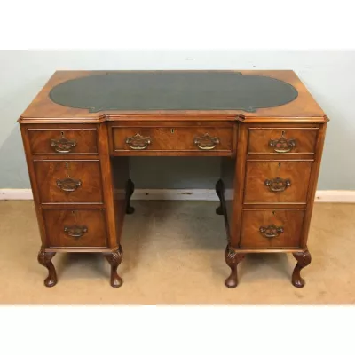 Antiker britischer Nussbaum Schreibtisch ca 1920