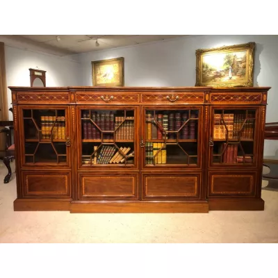 Hochwertiges Bücherregal mit Mahagoni-Intarsien