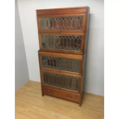 Bücherregal mit vier hohen Barristern und Bleiglastüren