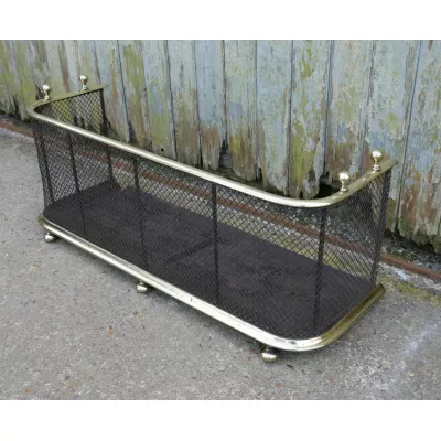 Ein viktorianischer Fender aus Messing und Eisen