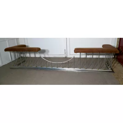 270cm langer Art Deco Club Fender aus poliertem Stahl und Leder