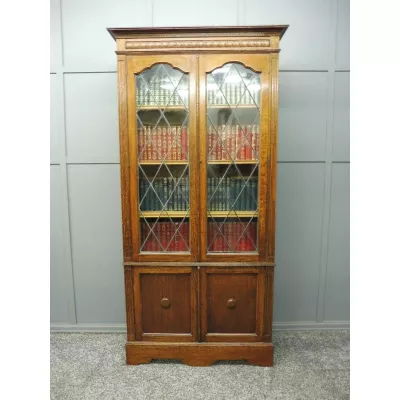 Eichenbücherschrank mit Bleiglastüren