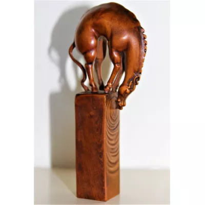 Antikes Buchsbaum-Netsuke-Siegel. Trinkendes Pferd aus dem 1900 Jahrhundert, aus der Meiji-Zeit