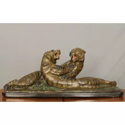 Antike viktorianische Skulptur zweier Kampftiger. Viktorianischer Stil.