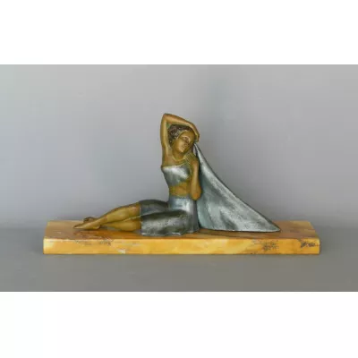 Antike Art Deco -Figur einer Dame mit Umhang. 1930,Frankreich.