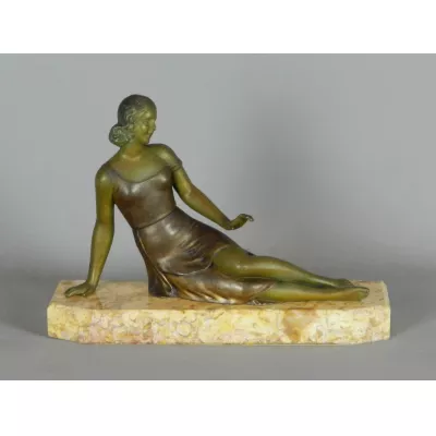 Antike Art-Deco-Skulptur einer liegenden Dame auf Marmorsockel.onSalvatore Melani um 1930 in Frankreich.