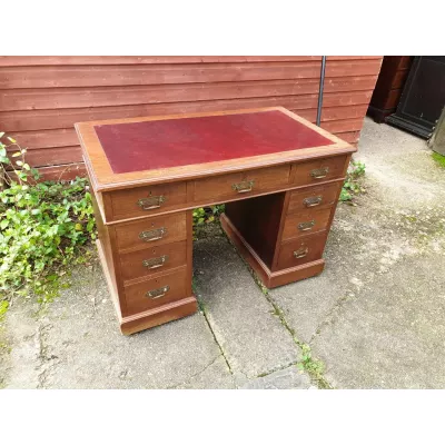 kleiner antiker Schreibtisch mit Öffnung für die Knie / kneehole pedestal desk ca. 1900