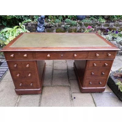 Großer Schreibtisch mit Eichenholzsockel