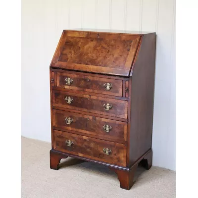 klein proportioniertes Bureau aus Walnussholz, antik