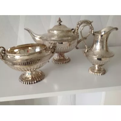 Großes verziertes viktorianisches versilbertes Teeservice - um 1870